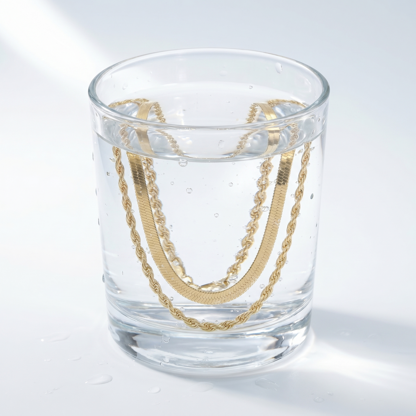 Collana Layered Ios Herringbone Oro 18K - test waterproof in acqua - UpperEast Jewels