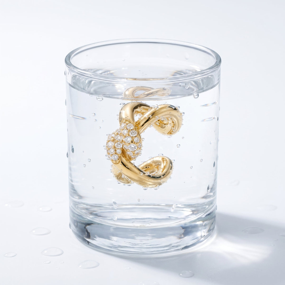 Ear cuff twist senza buco placcato oro 18K in un bicchiere d'acqua