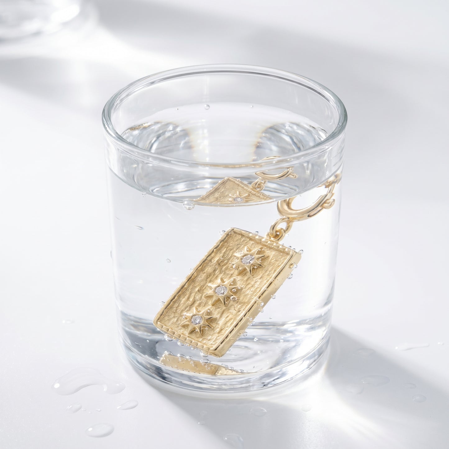 Charm Stella Make-A-Wish Oro 18K - test waterproof in acqua - UpperEast Jewels