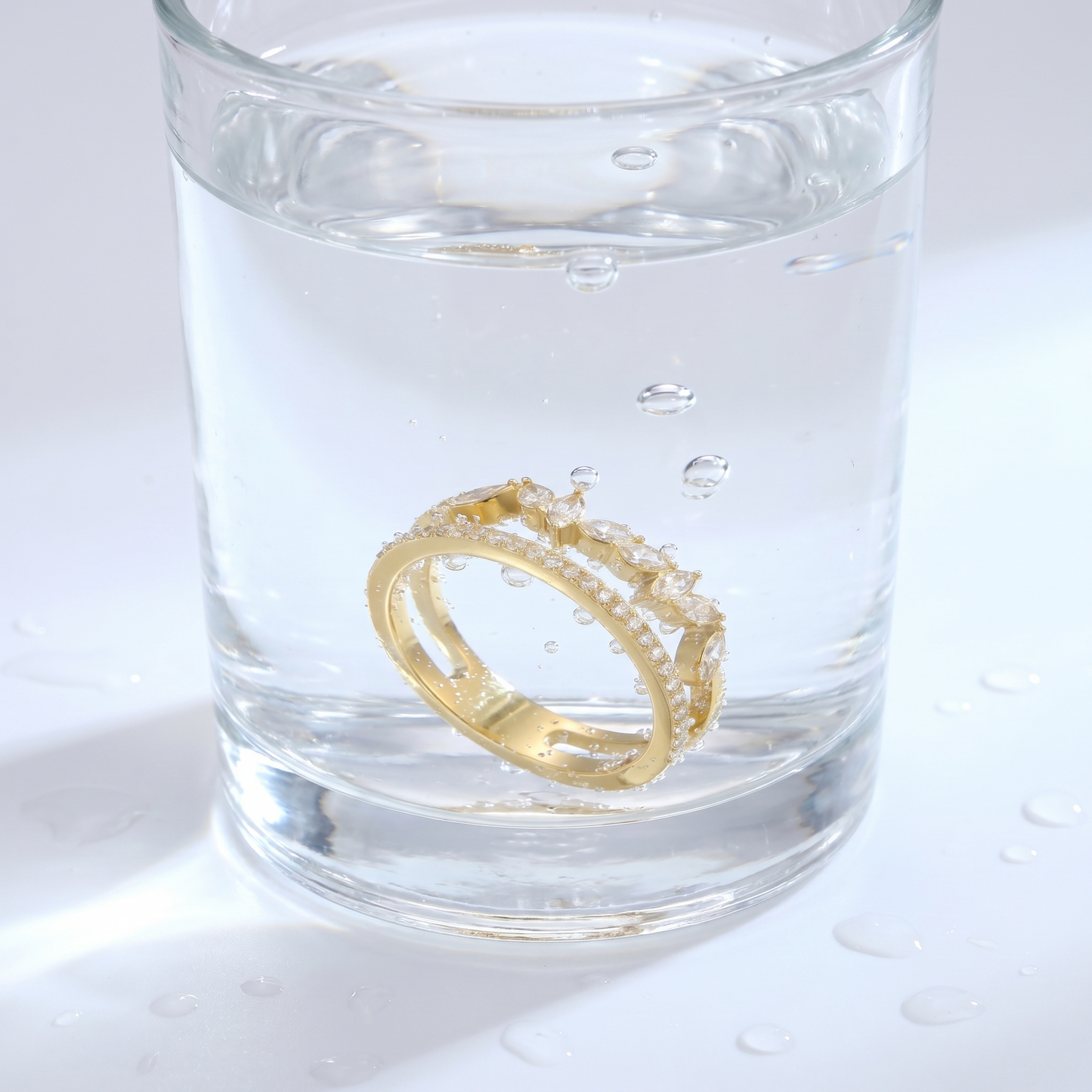 Anello Mia Pavé Cristallo Oro 18K - test waterproof in acqua - UpperEast Jewels