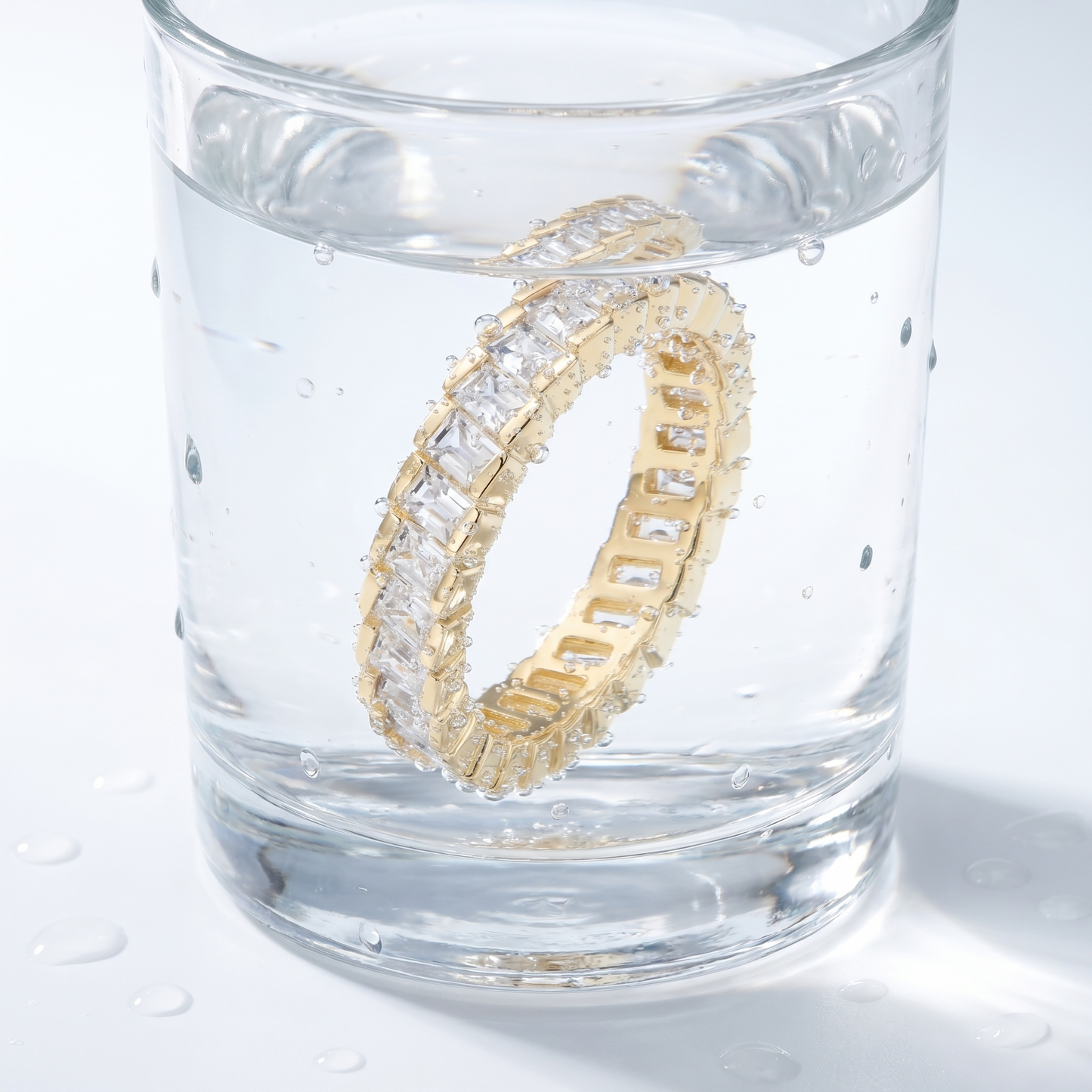 Anello Eternity Princess Oro 18K - test waterproof in acqua - UpperEast Jewels