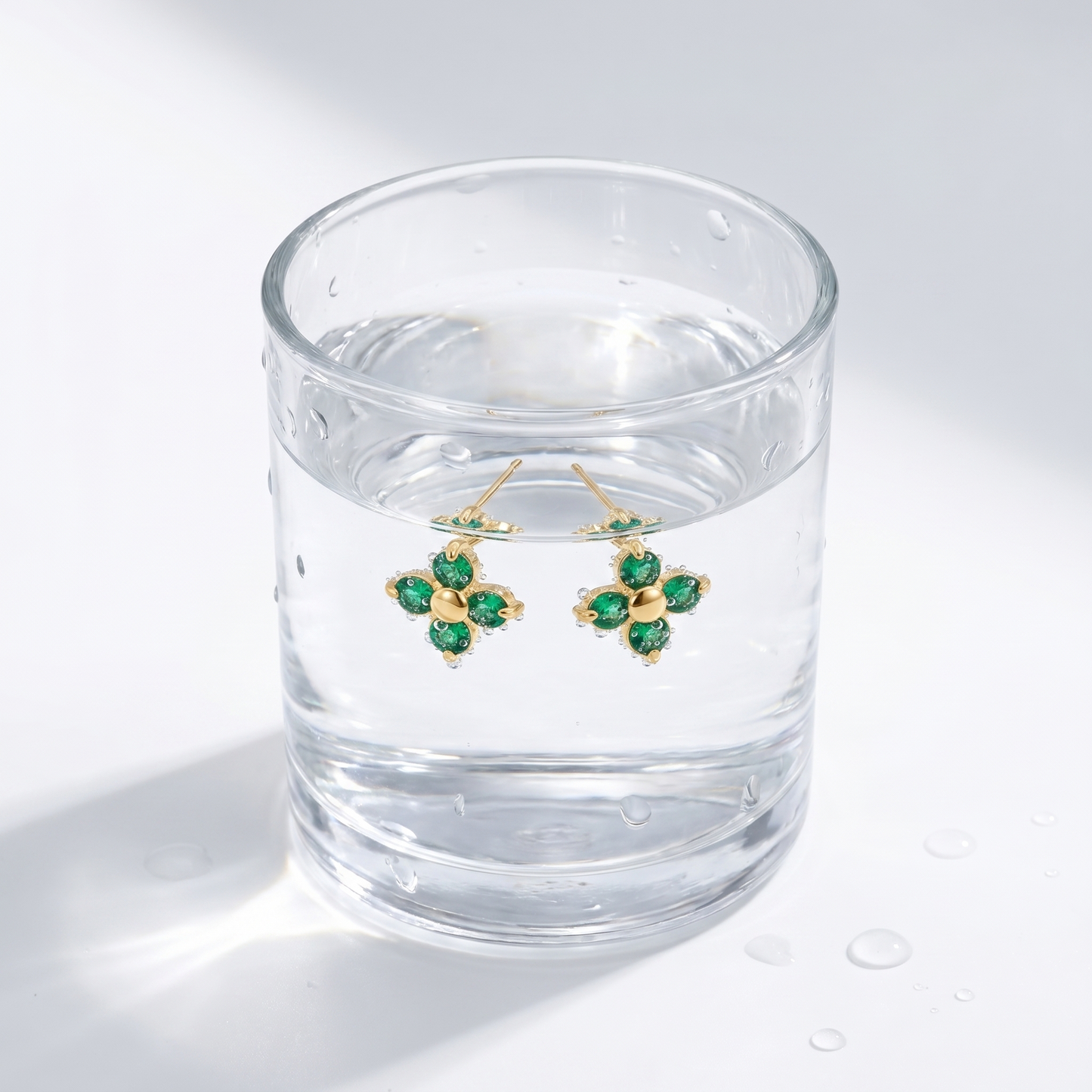 Orecchini Fiore Smeraldo Mini Oro 18K — 09-stress-proof