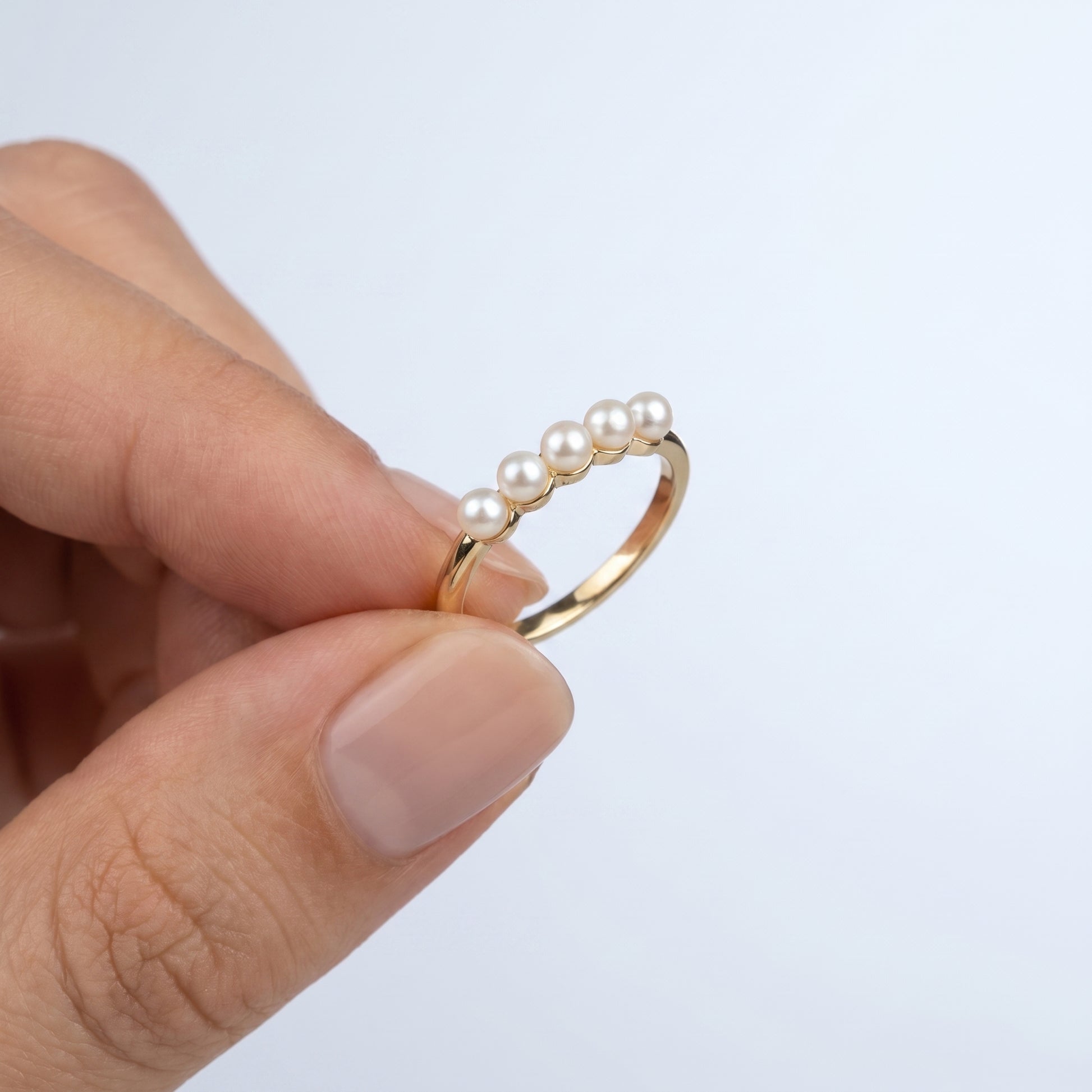 Anello Mini Perle Cinque Oro 18K - scala reale tra le dita di una mano - UpperEast Jewels