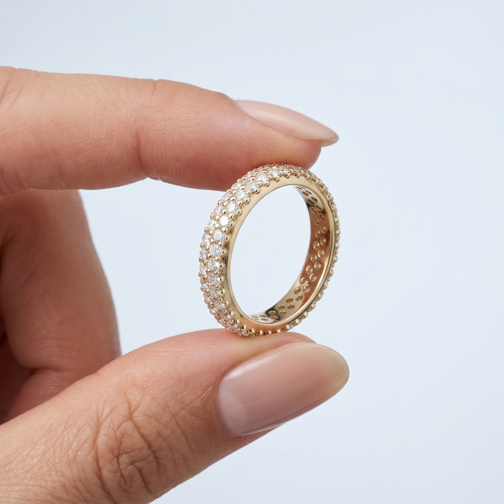 Anello Cleo Midi Oro 18K - scala reale tra le dita di una mano - UpperEast Jewels