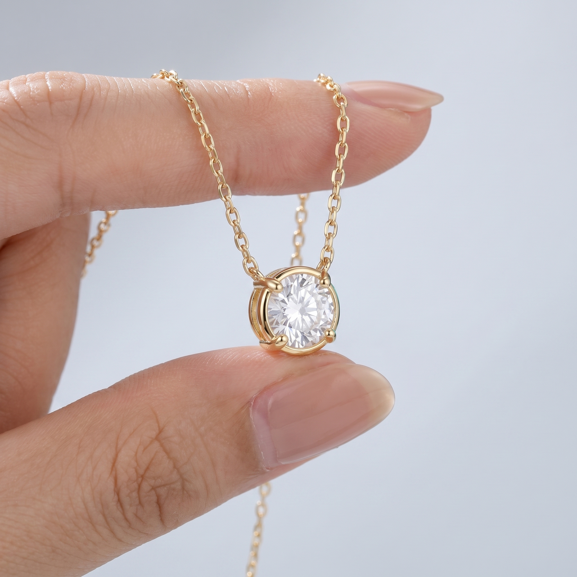 Pendente Solitaire Mini Oro 18K - scala reale tra le dita di una mano - UpperEast Jewels