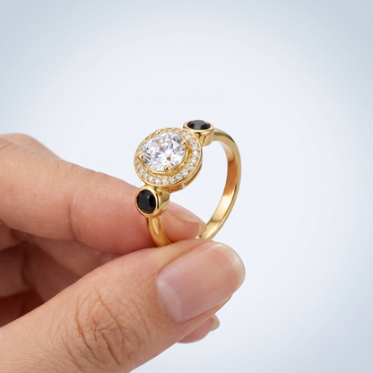 Anello Aurora Cristallo Vintage Oro 18K - scala reale tra le dita di una mano - UpperEast Jewels