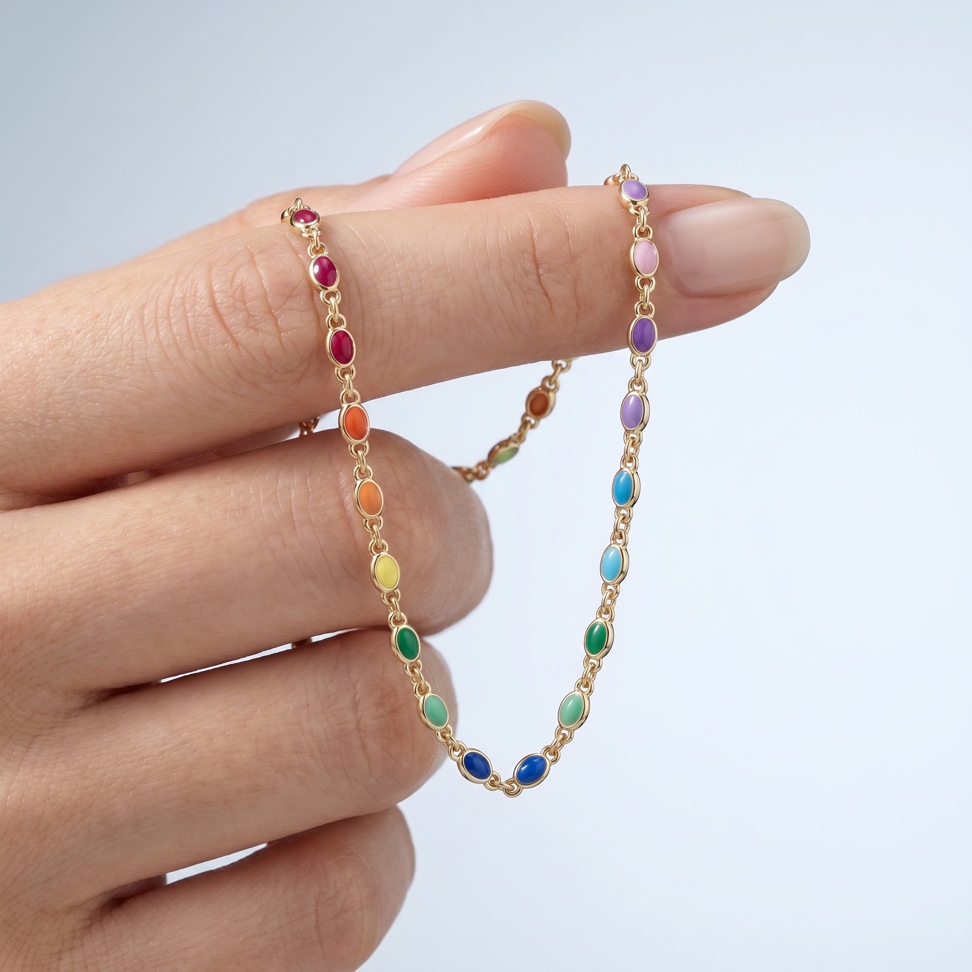Choker Arcobaleno Multi-Stone Oro 18K - scala reale tra le dita di una mano - UpperEast Jewels