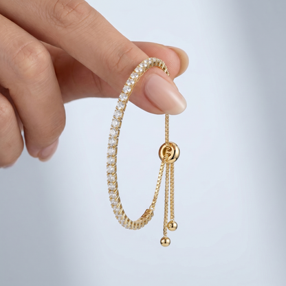 Bracciale Tennis Slider Regolabile Oro 18K - scala reale tra le dita di una mano - UpperEast Jewels
