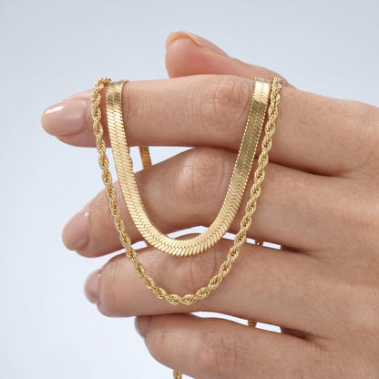 Collana Layered Ios Herringbone Oro 18K - scala reale tra le dita di una mano - UpperEast Jewels