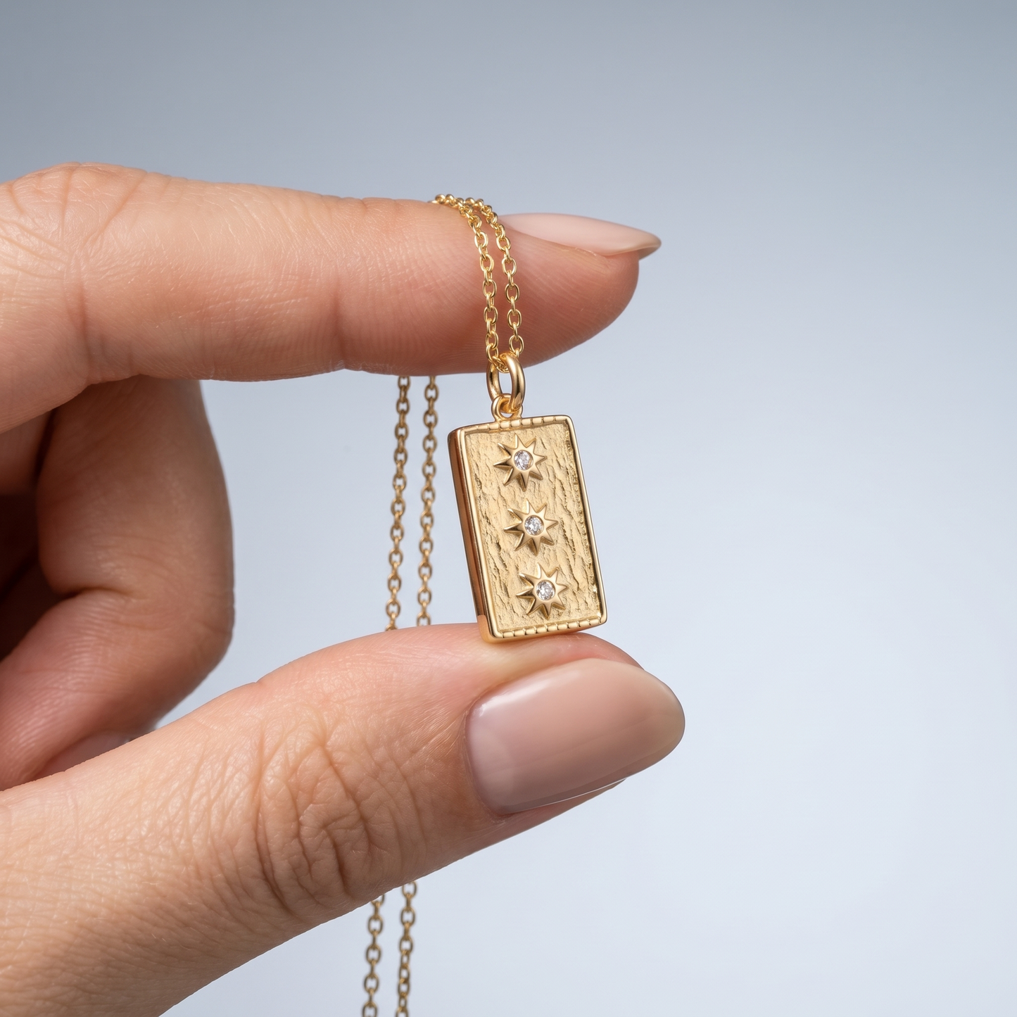 Charm Stella Make-A-Wish Oro 18K - scala reale tra le dita di una mano - UpperEast Jewels