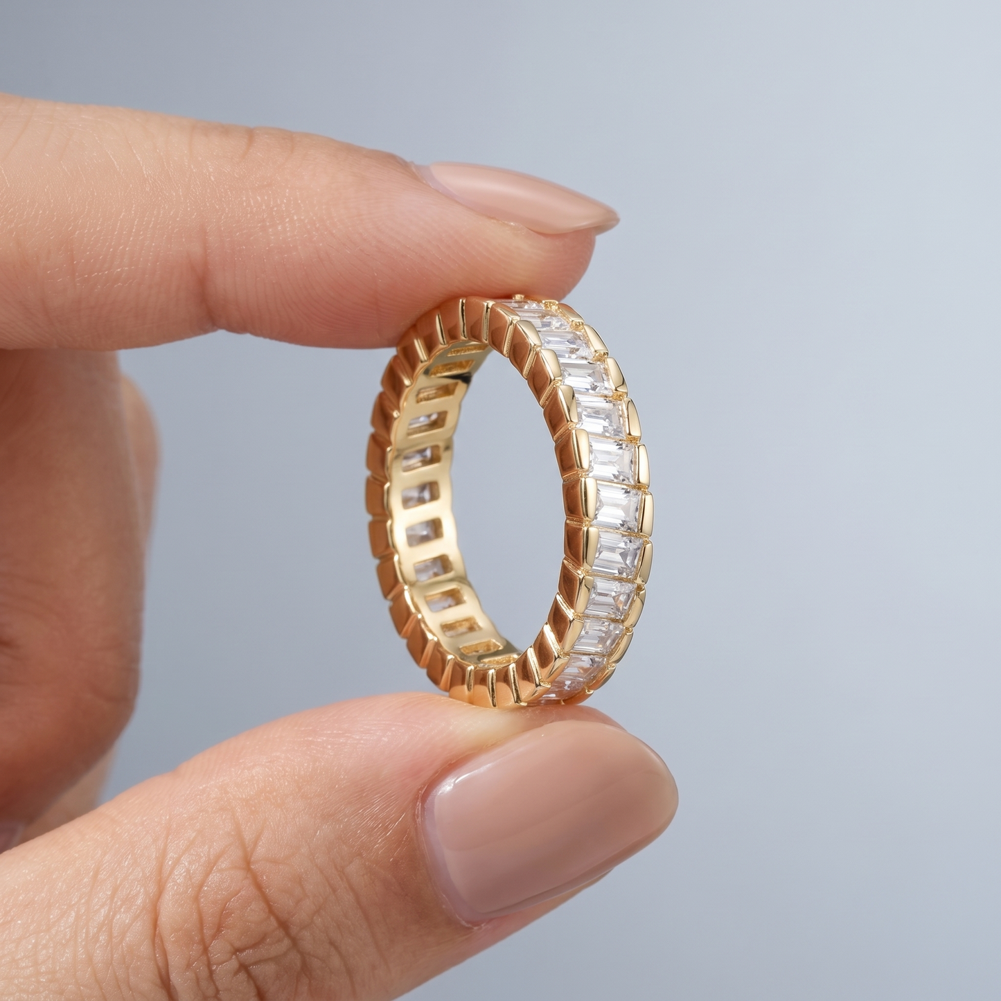 Anello Eternity Princess Oro 18K - scala reale tra le dita di una mano - UpperEast Jewels