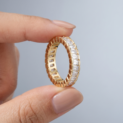 Anello Eternity Princess Oro 18K - scala reale tra le dita di una mano - UpperEast Jewels