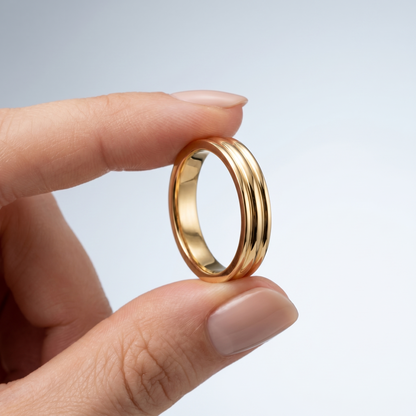 Anello Triple Band Cerimonia Oro 18K - scala reale tra le dita di una mano - UpperEast Jewels