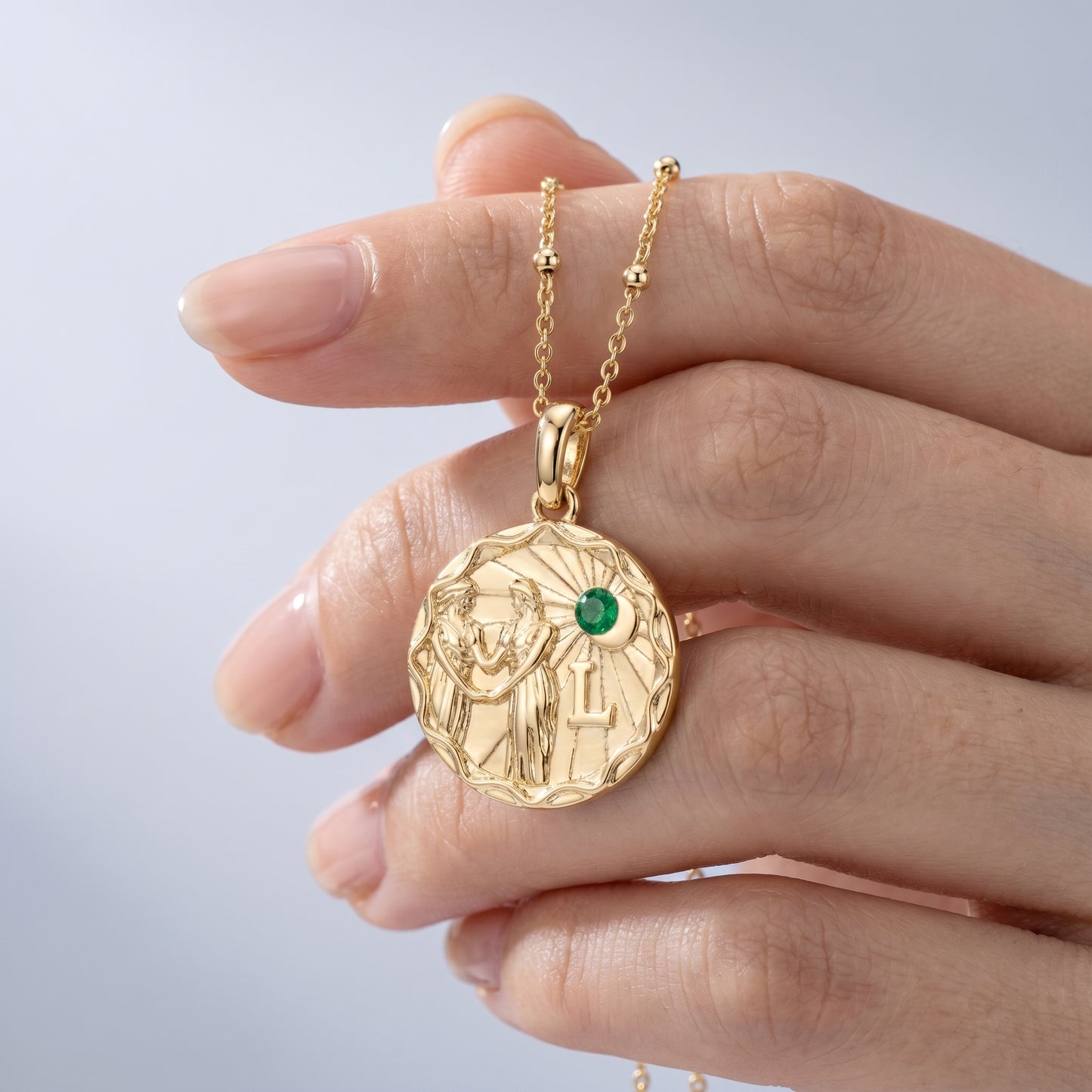 Collana Zodiac Coin Personalizzabile Oro 18K - scala reale tra le dita di una mano - UpperEast Jewels