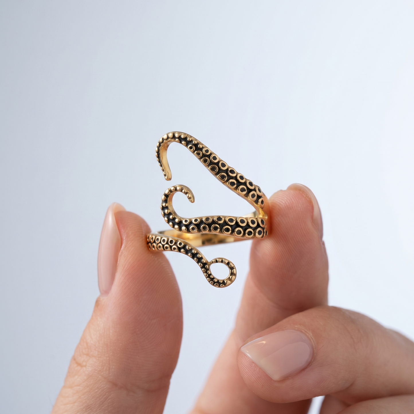 Anello Octopus Statement Oro 18K - scala reale tra le dita di una mano - UpperEast Jewels