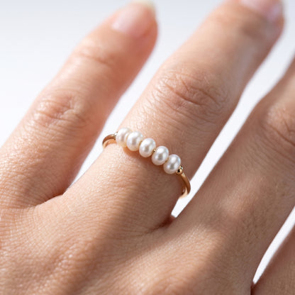 Anello Mini Perle Cinque Oro 18K - close-up indossato su modella - UpperEast Jewels