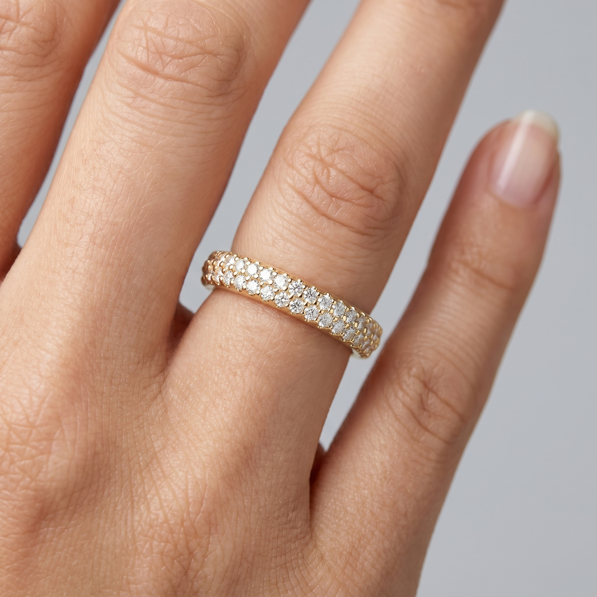 Anello Cleo Midi Oro 18K - close-up indossato su modella - UpperEast Jewels