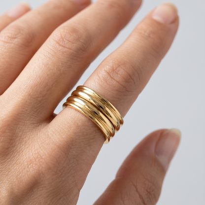 Anello Triple Band Cerimonia Oro 18K - close-up indossato su modella - UpperEast Jewels