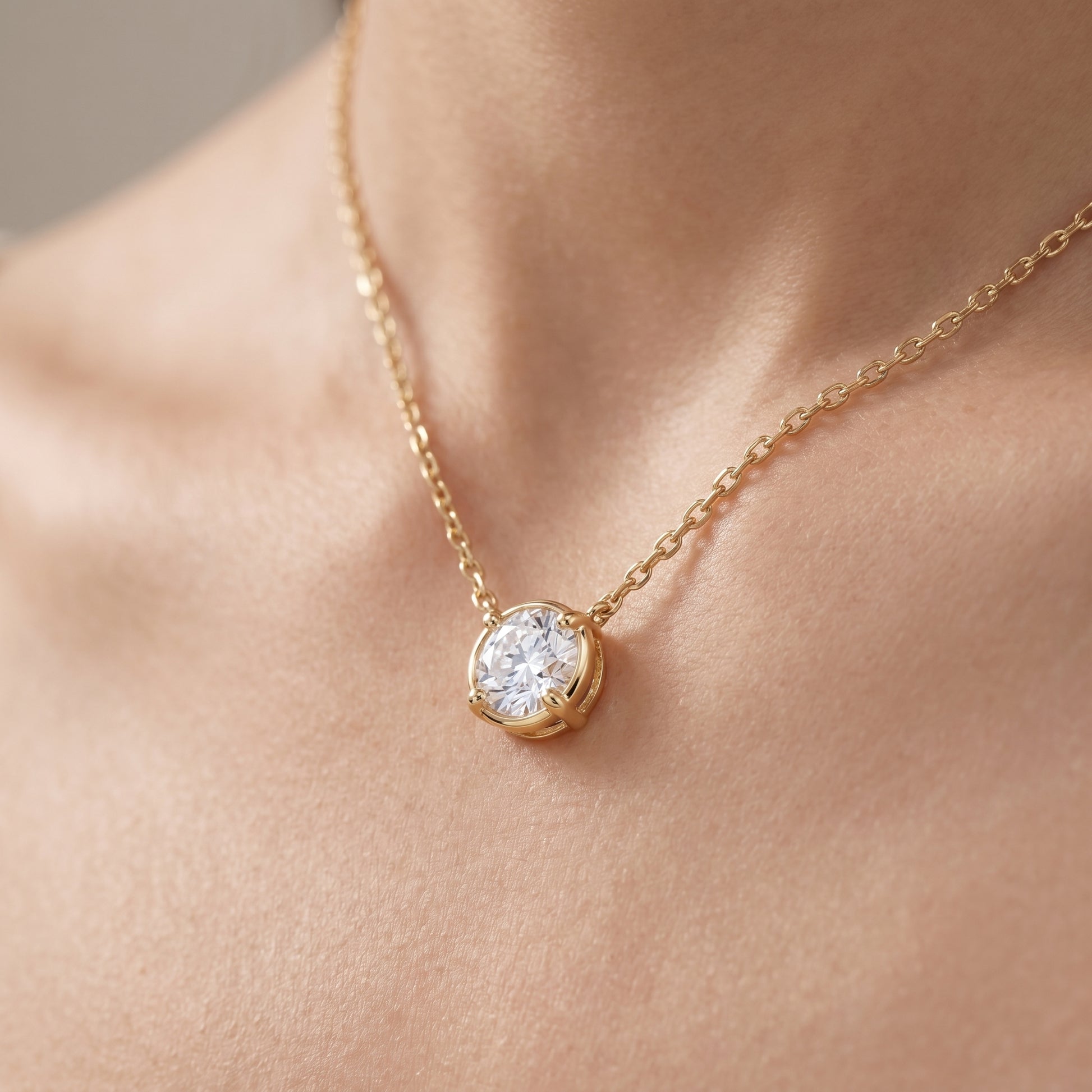 Pendente Solitaire Mini Oro 18K - close-up indossato su modella - UpperEast Jewels