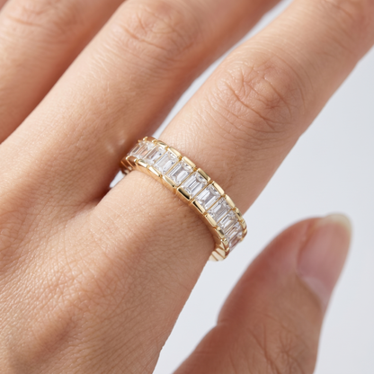 Anello Eternity Princess Oro 18K - close-up indossato su modella - UpperEast Jewels