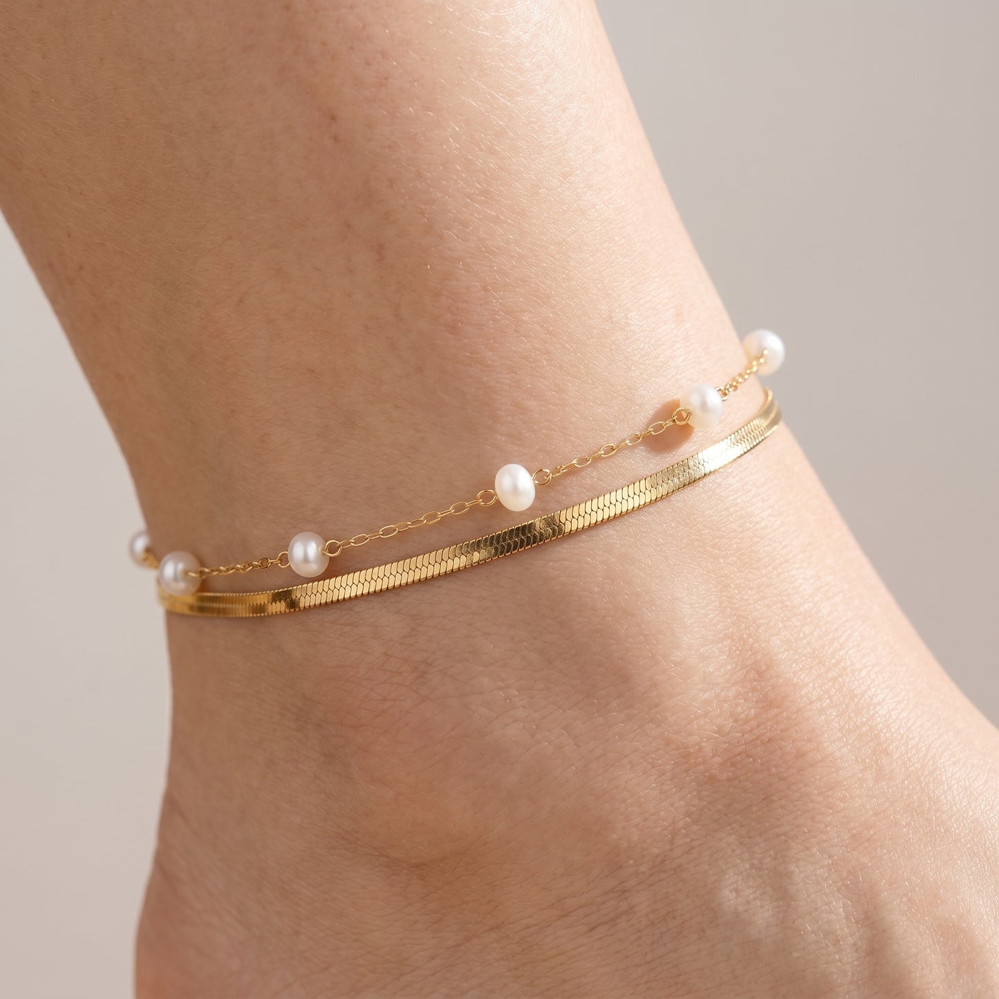 Cavigliera Snake Chain Oro 18K - close-up indossato su modella - UpperEast Jewels