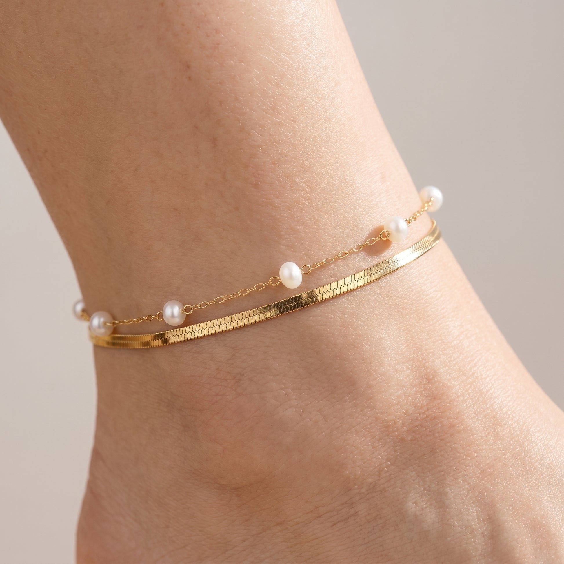 Cavigliera Snake Chain Oro 18K - close-up indossato su modella - UpperEast Jewels