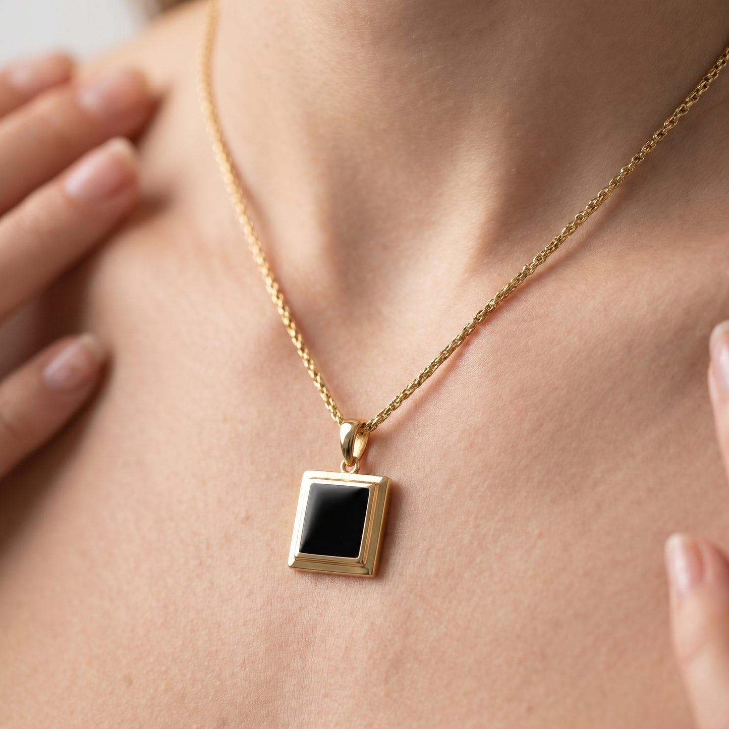 Pendente Notte Conchiglia Nera Oro 18K - close-up indossato su modella - UpperEast Jewels