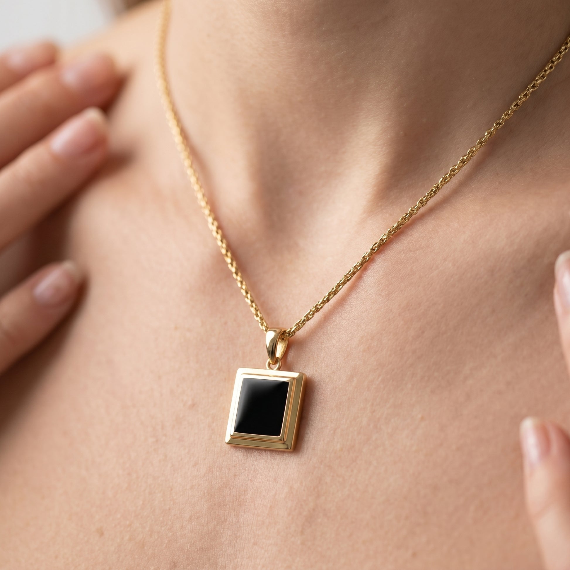 Pendente Notte Conchiglia Nera Oro 18K - close-up indossato su modella - UpperEast Jewels