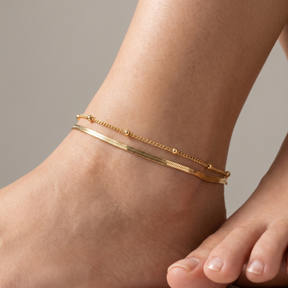 Cavigliera Layered Doppia Oro 18K - close-up indossato su modella - UpperEast Jewels
