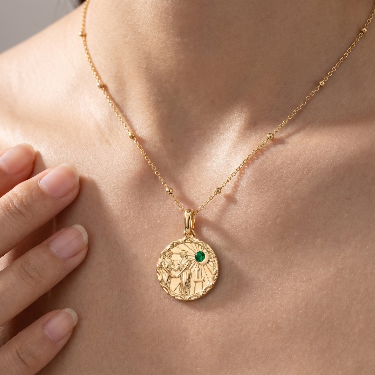 Collana Zodiac Coin Personalizzabile Oro 18K - close-up indossato su modella - UpperEast Jewels