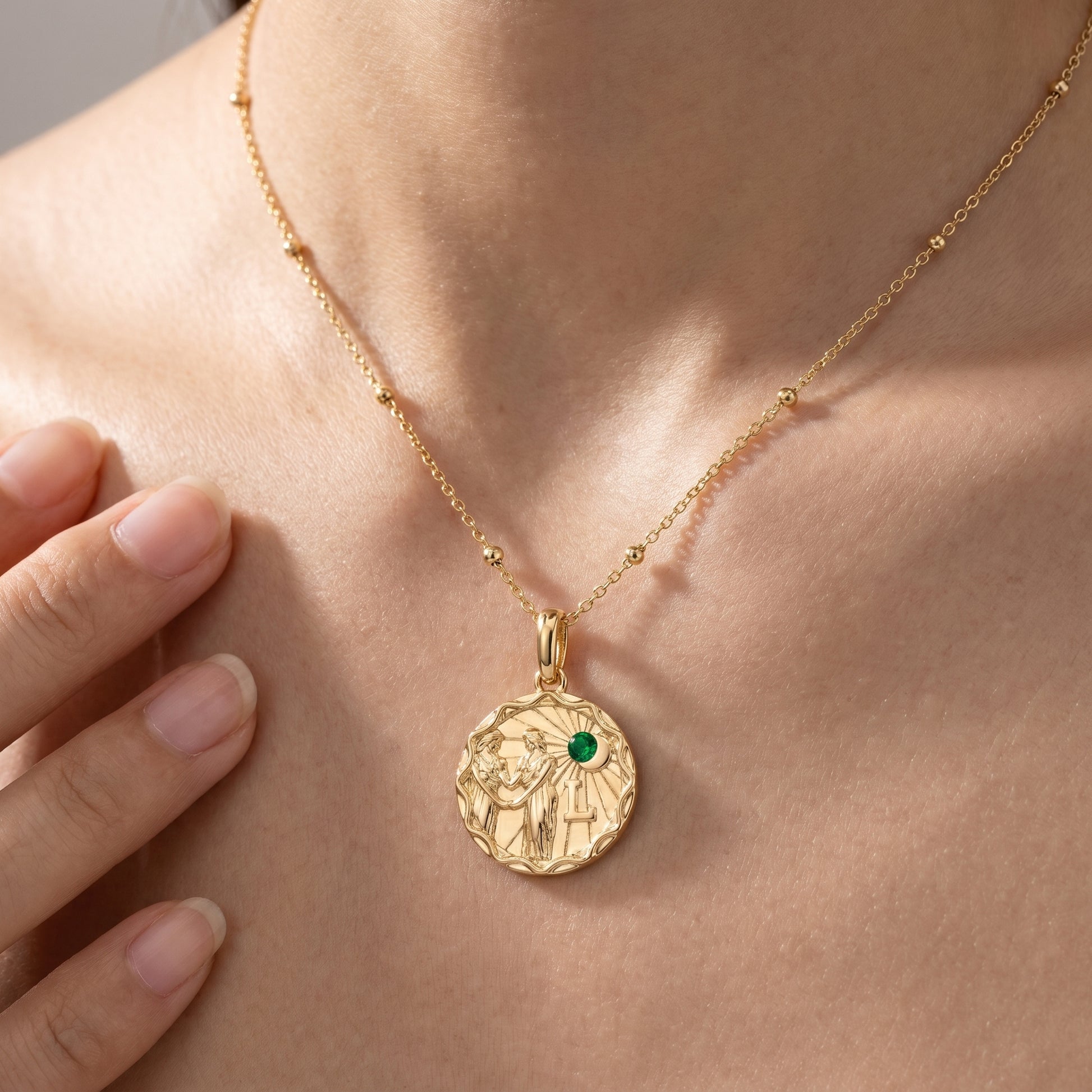 Collana Zodiac Coin Personalizzabile Oro 18K - close-up indossato su modella - UpperEast Jewels