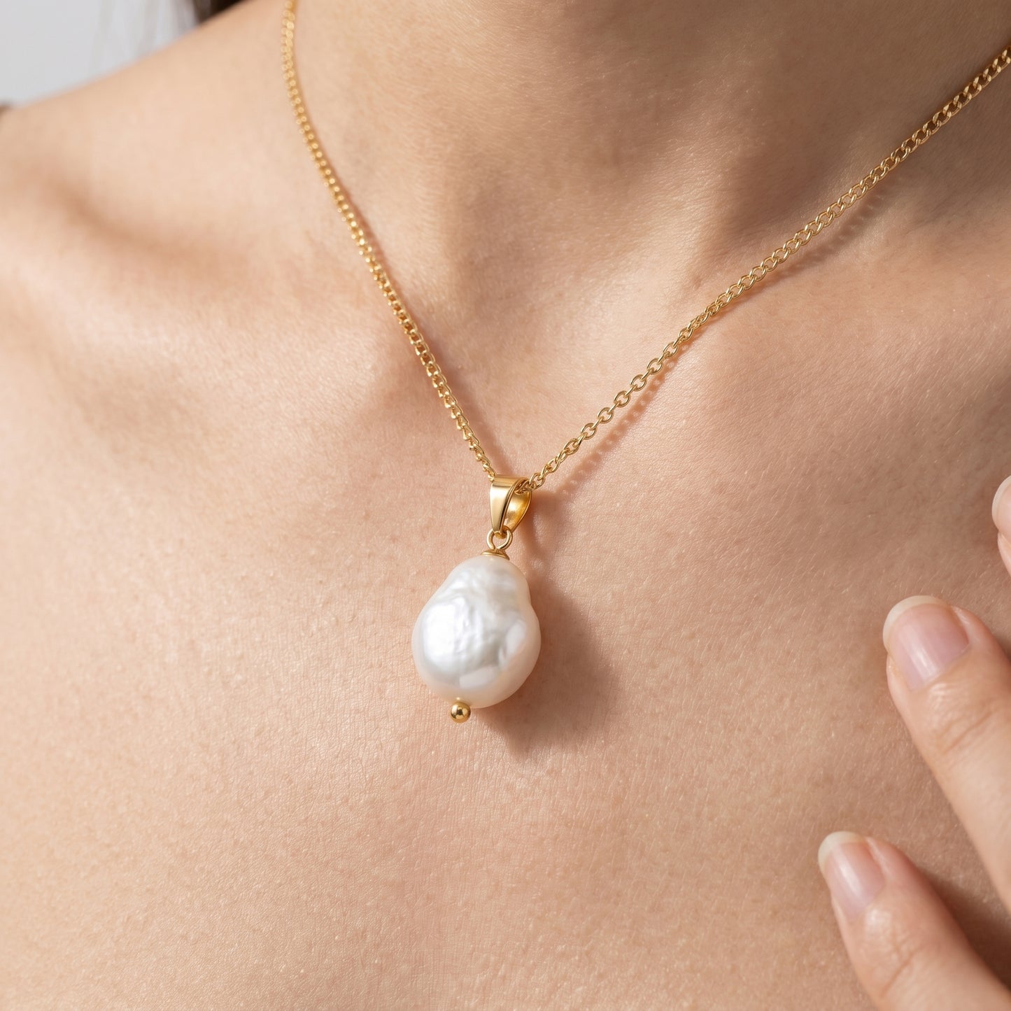 Pendente Perla Baroque Oro 18K - close-up indossato su modella - UpperEast Jewels