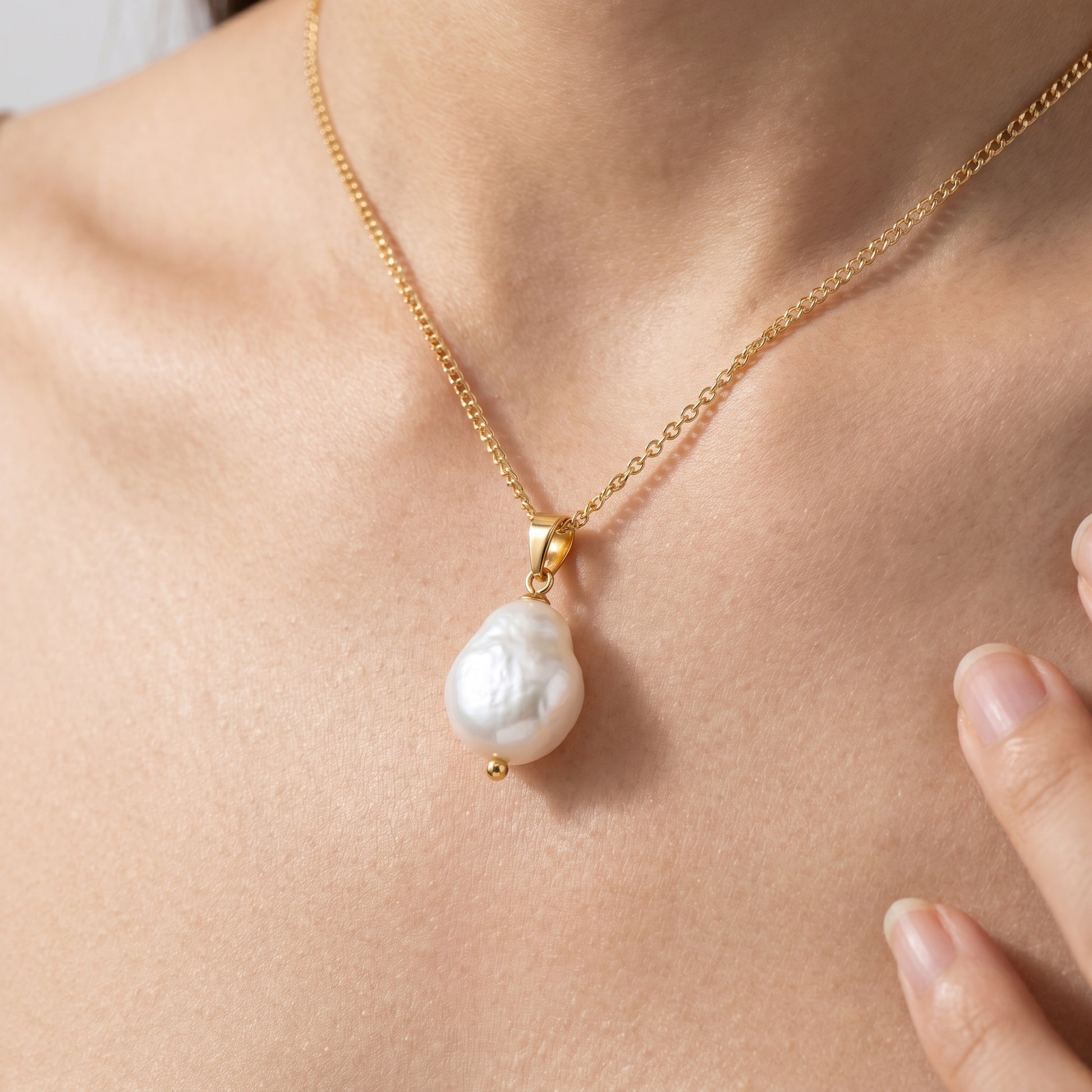 Pendente Perla Baroque Oro 18K - close-up indossato su modella - UpperEast Jewels