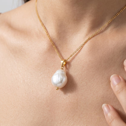 Pendente Perla Baroque Oro 18K - close-up indossato su modella - UpperEast Jewels
