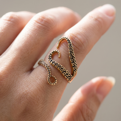 Anello Octopus Statement Oro 18K - close-up indossato su modella - UpperEast Jewels