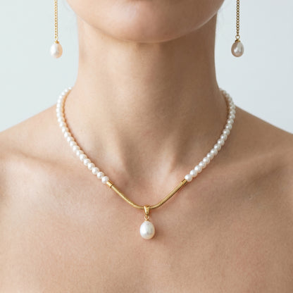 Set Dolce Vita Perla — Collana + Orecchini Oro 18K - close-up indossato su modella - UpperEast Jewels