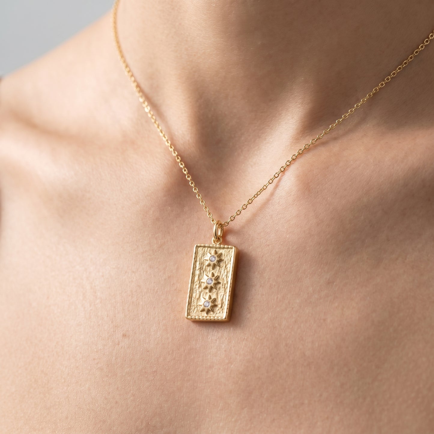 Charm Stella Make-A-Wish Oro 18K - close-up indossato su modella - UpperEast Jewels