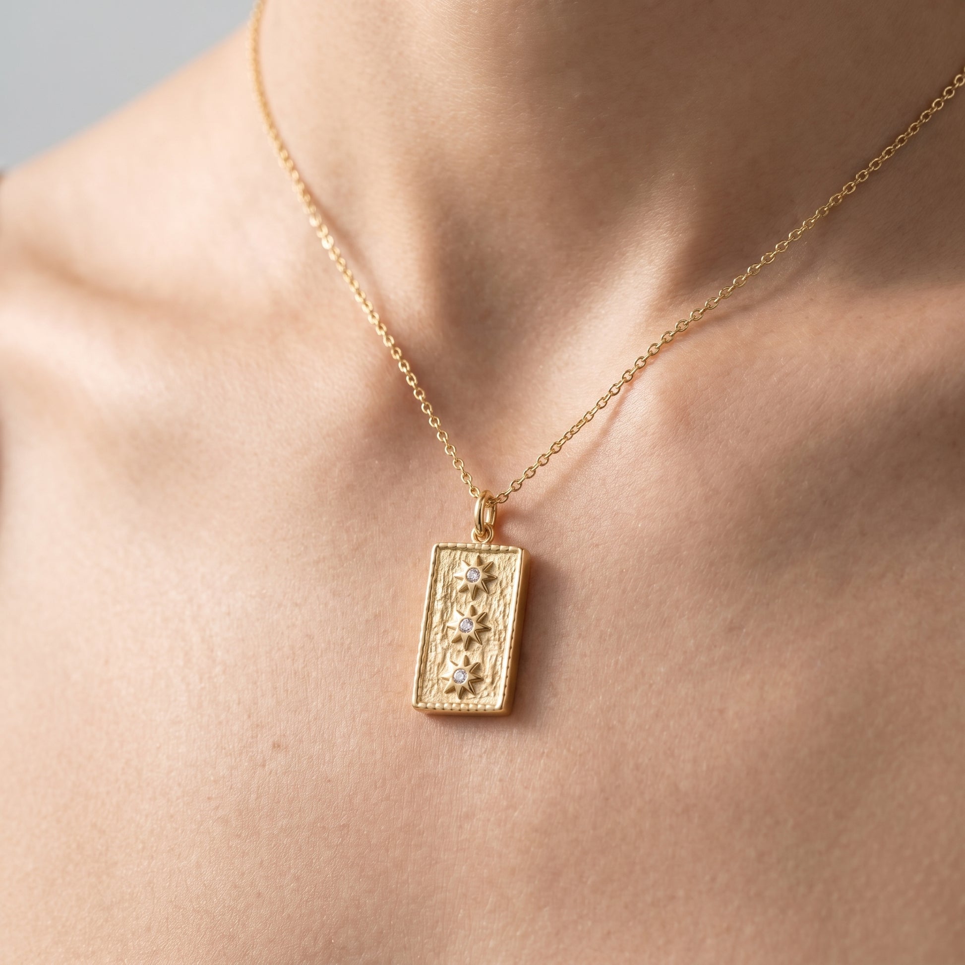 Charm Stella Make-A-Wish Oro 18K - close-up indossato su modella - UpperEast Jewels