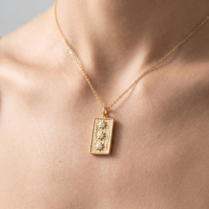 Charm Stella Make-A-Wish Oro 18K - close-up indossato su modella - UpperEast Jewels