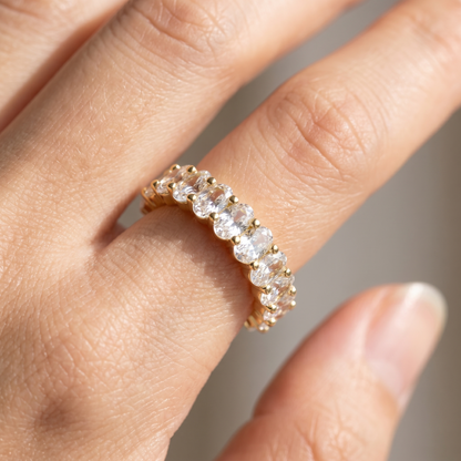 Anello Eternity Ovale CZ Oro 18K - close-up indossato su modella - UpperEast Jewels