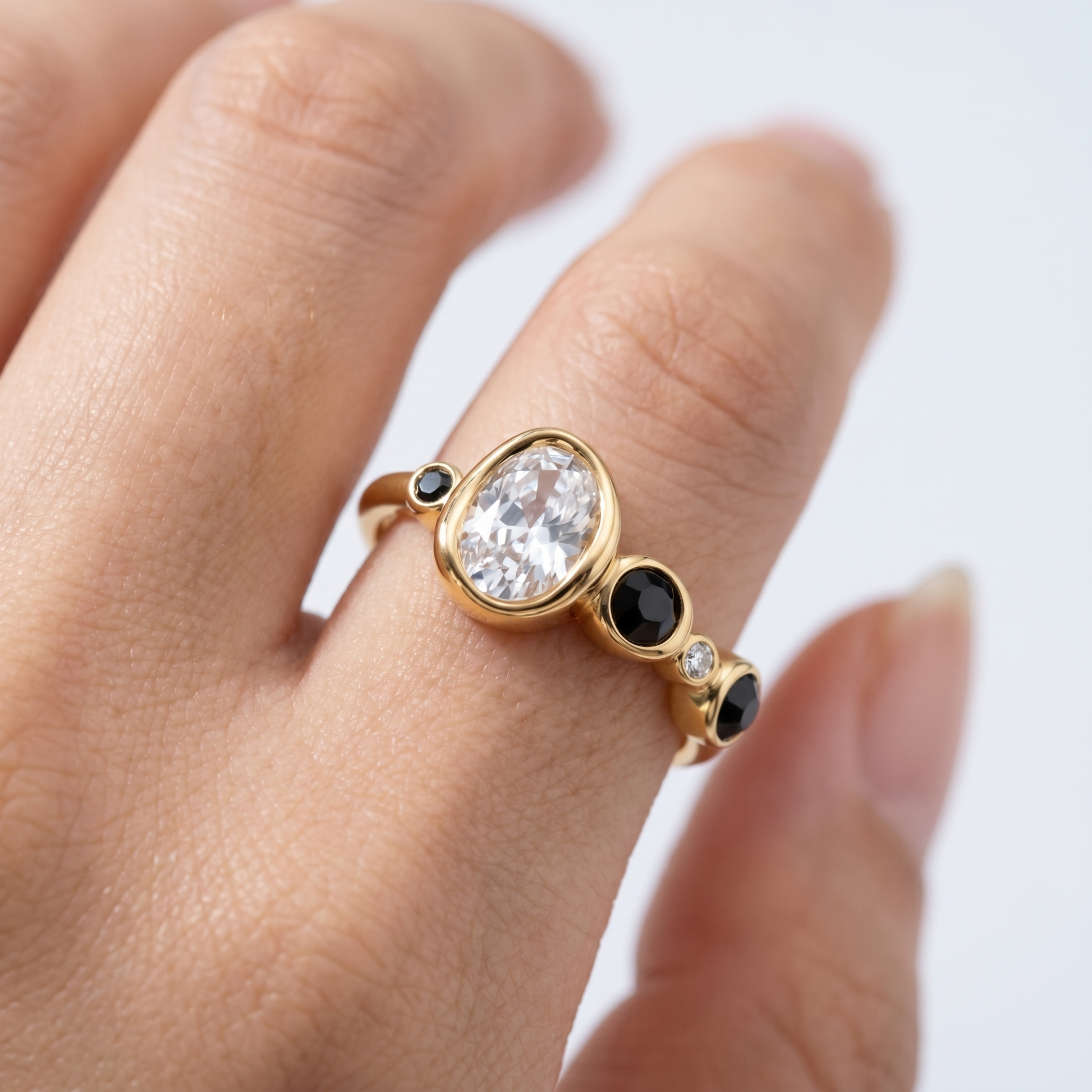 Anello Aurora Cristallo Vintage Oro 18K - close-up indossato su modella - UpperEast Jewels