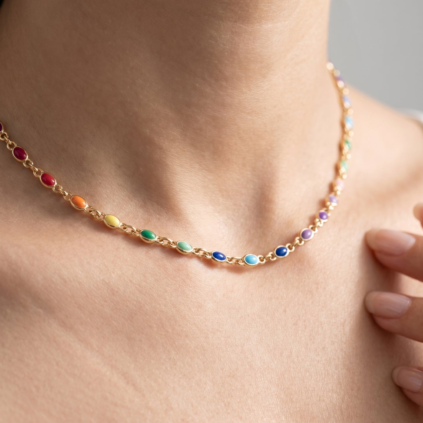 Choker Arcobaleno Multi-Stone Oro 18K - close-up indossato su modella - UpperEast Jewels