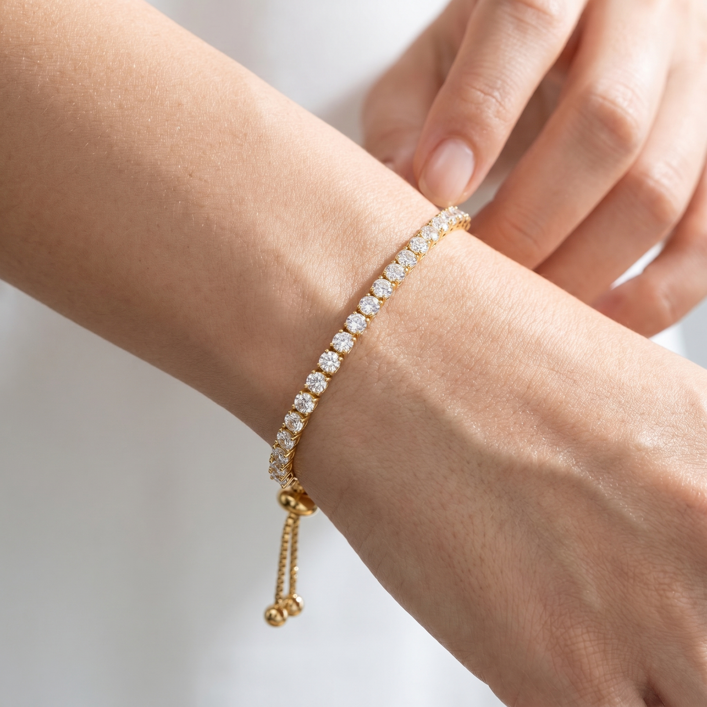 Bracciale Tennis Slider Regolabile Oro 18K - close-up indossato su modella - UpperEast Jewels