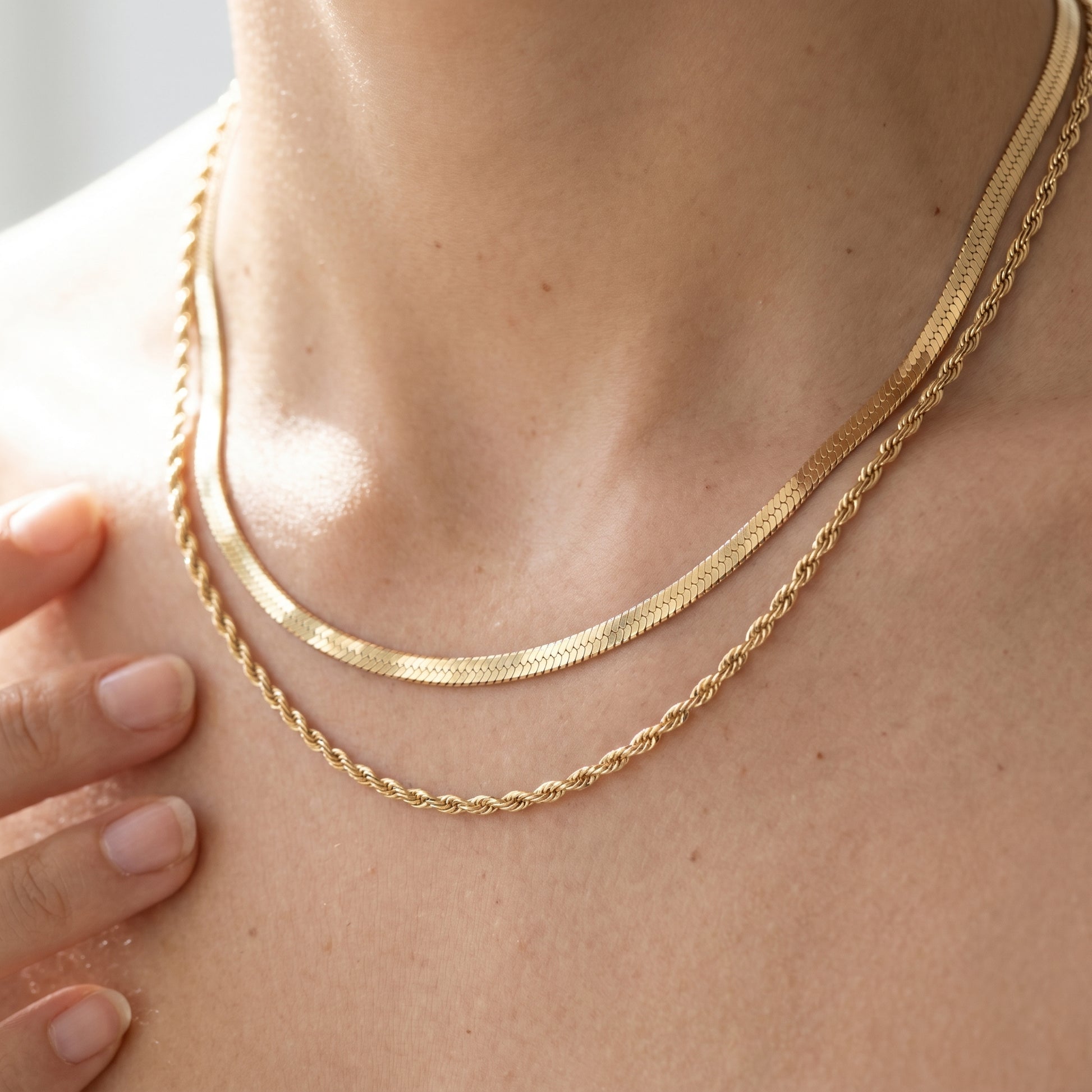 Collana Layered Ios Herringbone Oro 18K - close-up indossato su modella - UpperEast Jewels