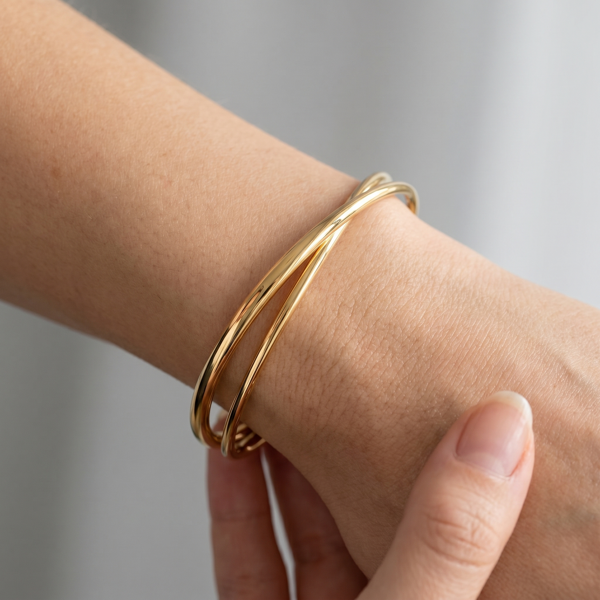 Bangle Rigido Crossover Oro 18K - close-up indossato su modella - UpperEast Jewels