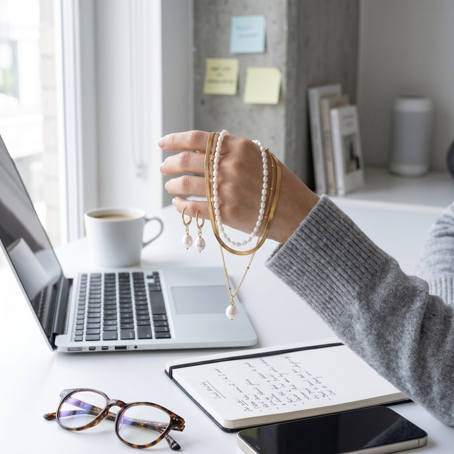 Set Dolce Vita Perla — Collana + Orecchini Oro 18K - lifestyle scrivania quotidiana - UpperEast Jewels