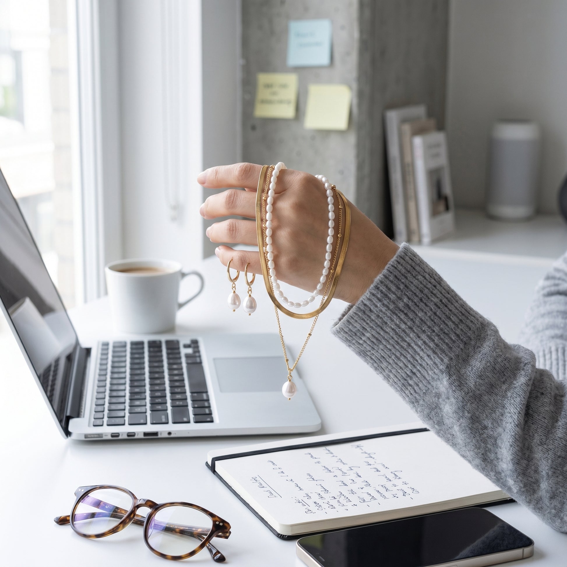 Set Dolce Vita Perla — Collana + Orecchini Oro 18K - lifestyle scrivania quotidiana - UpperEast Jewels