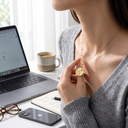 Collana Zodiac Coin Personalizzabile Oro 18K - lifestyle scrivania quotidiana - UpperEast Jewels