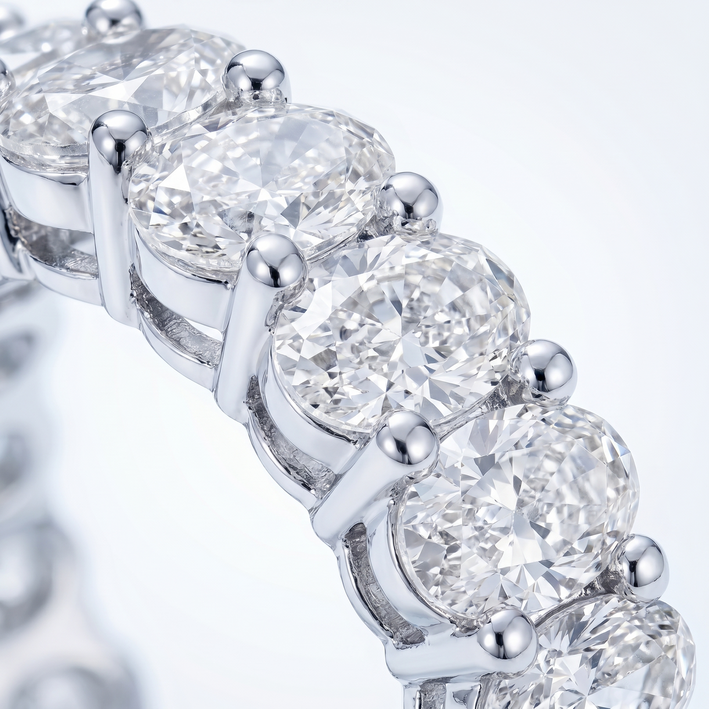Anello Eternity Ovale CZ Oro 18K - dettaglio macro lavorazione - UpperEast Jewels