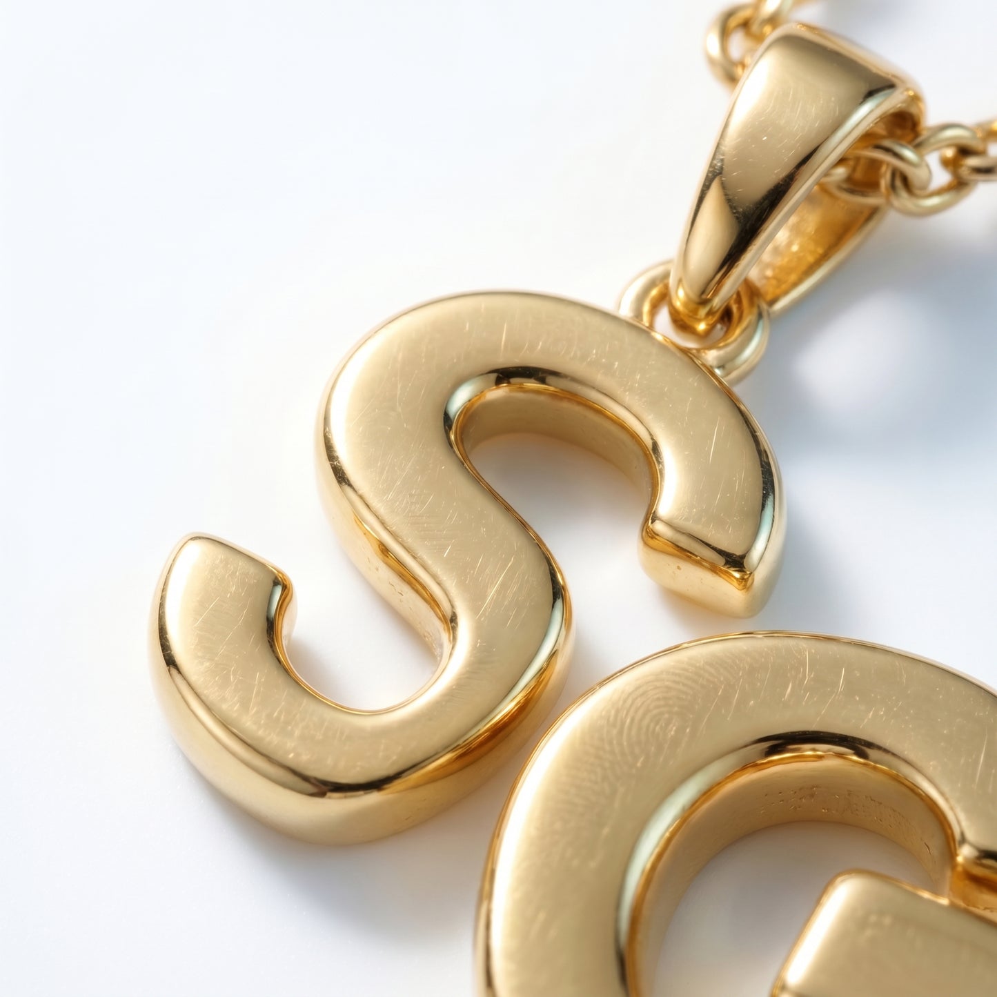 Collana Iniziale Lettera Oro 18K - dettaglio macro lavorazione - UpperEast Jewels